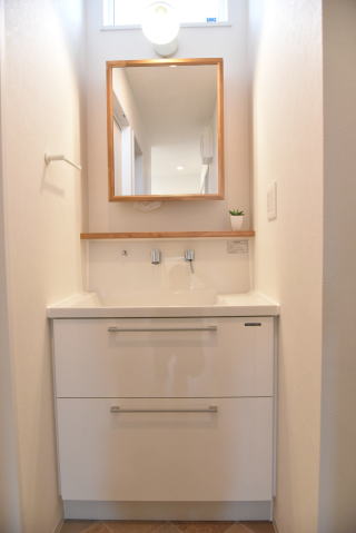 木製のミラーボックスの白い洗面化粧台